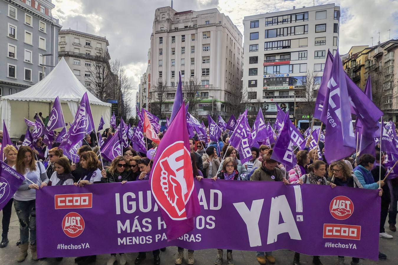 Concentración organizada por los sindicatos en la plaza del Ayuntamiento de Santander.