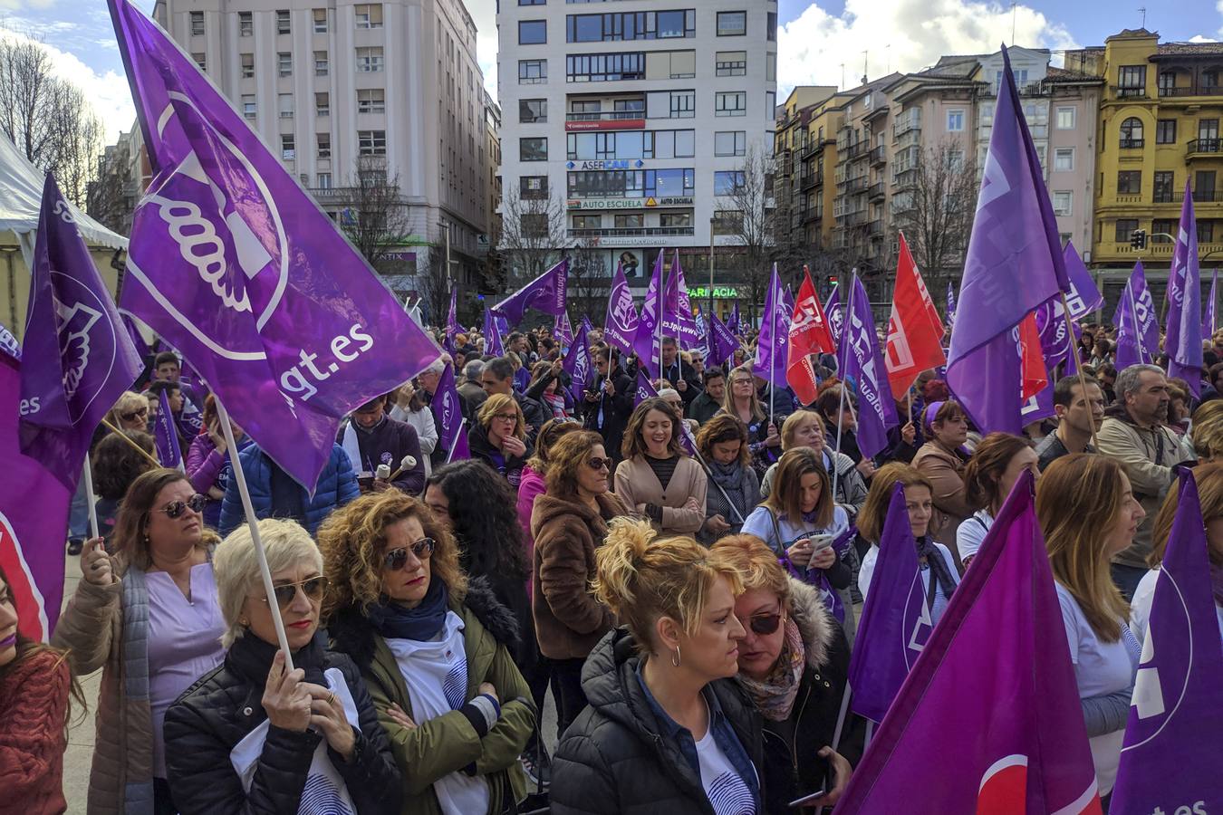 Concentración organizada por los sindicatos en la plaza del Ayuntamiento de Santander.