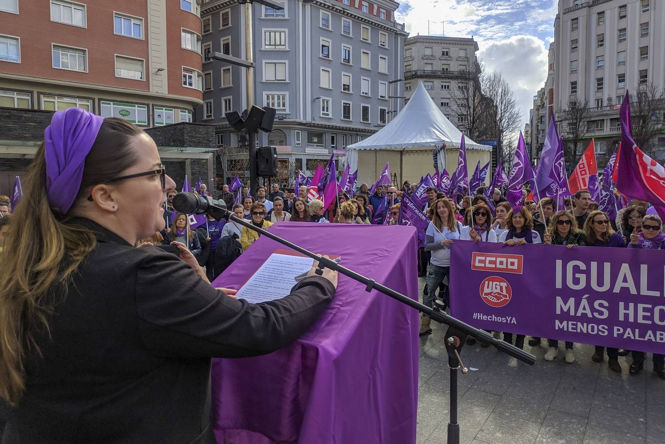 Concentración organizada por los sindicatos en la plaza del Ayuntamiento de Santander.