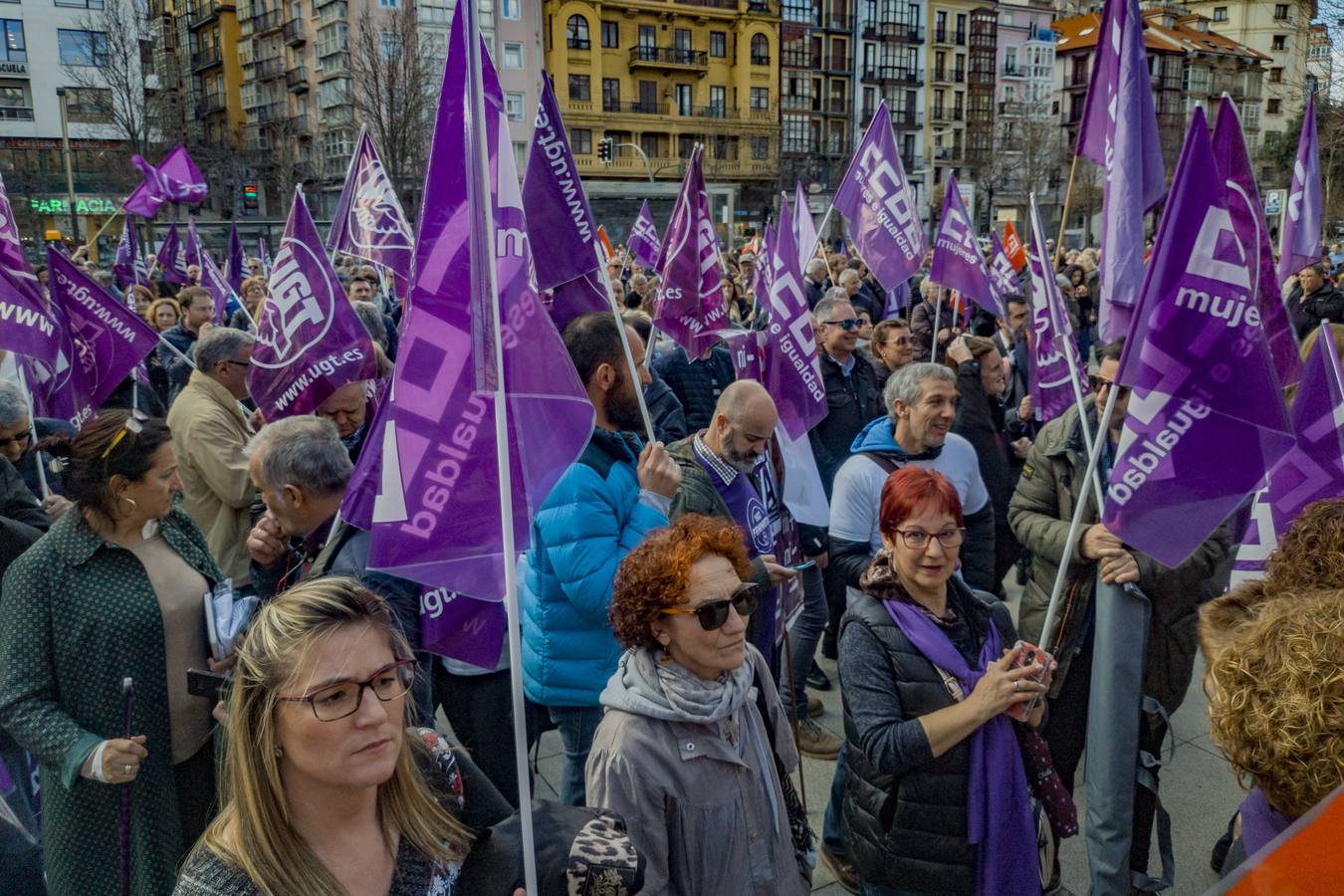 Concentración organizada por los sindicatos en la plaza del Ayuntamiento de Santander.