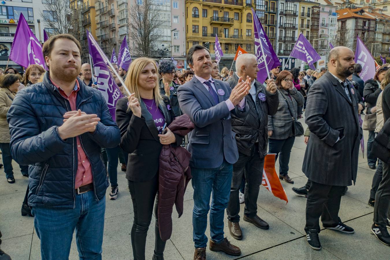 Concentración organizada por los sindicatos en la plaza del Ayuntamiento de Santander.