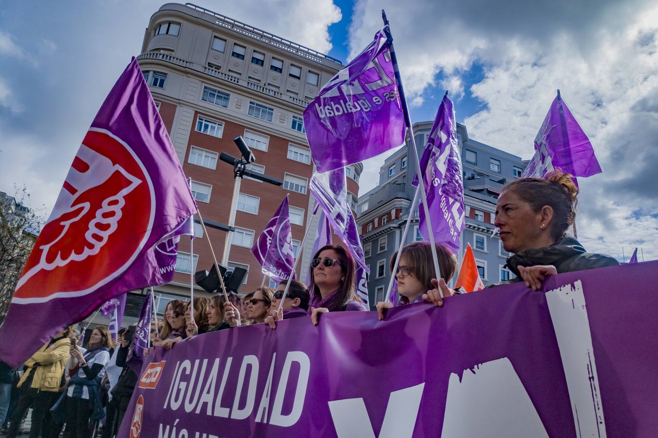 Concentración organizada por los sindicatos en la plaza del Ayuntamiento de Santander.