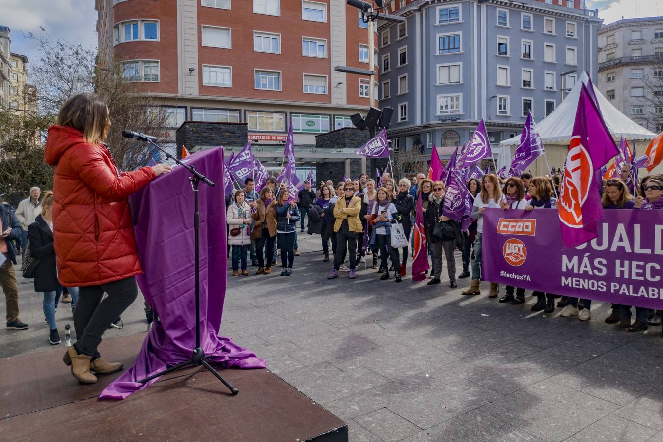 Concentración organizada por los sindicatos en la plaza del Ayuntamiento de Santander.