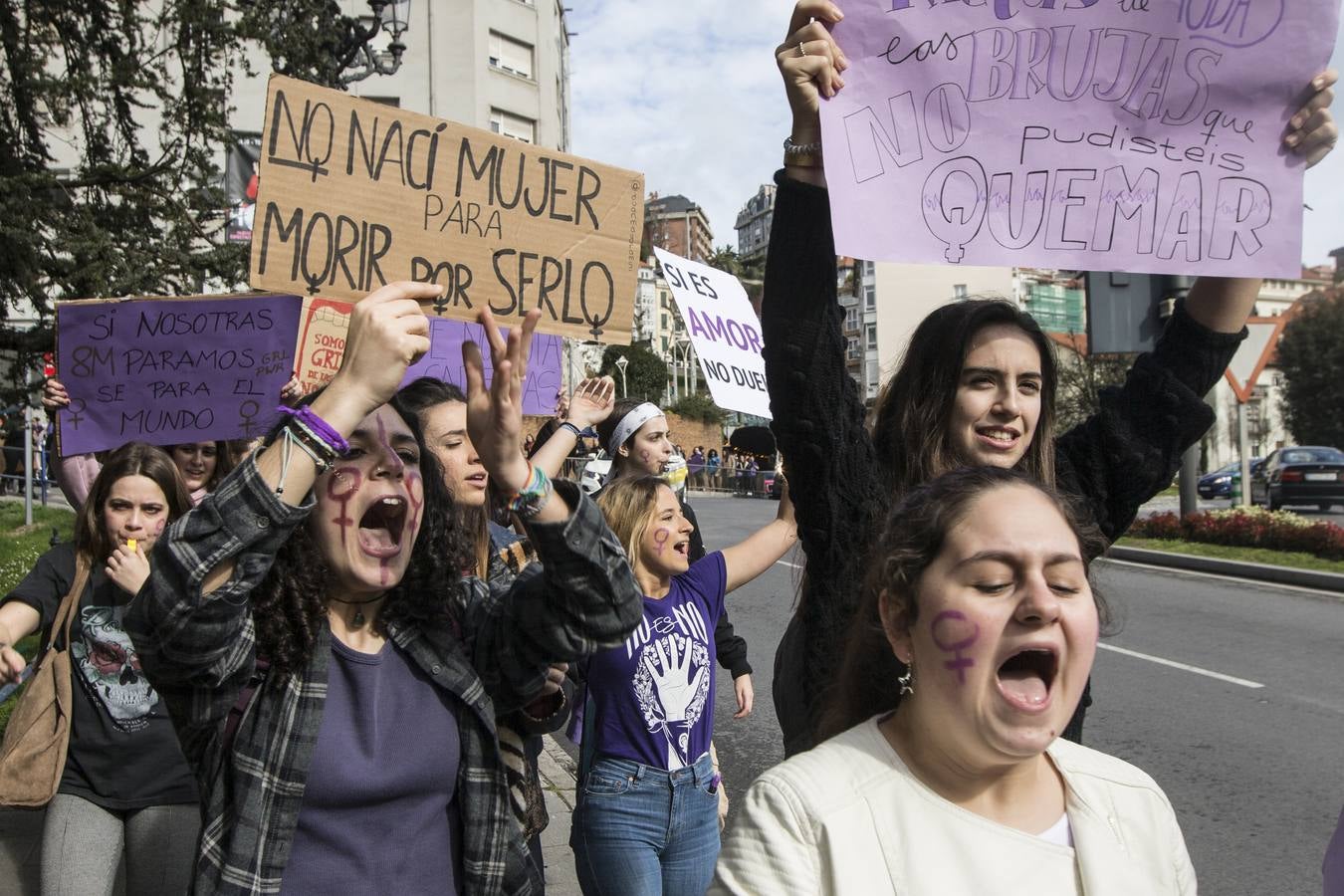 Pasacalles del 8 de marzo por las calles de Santander.