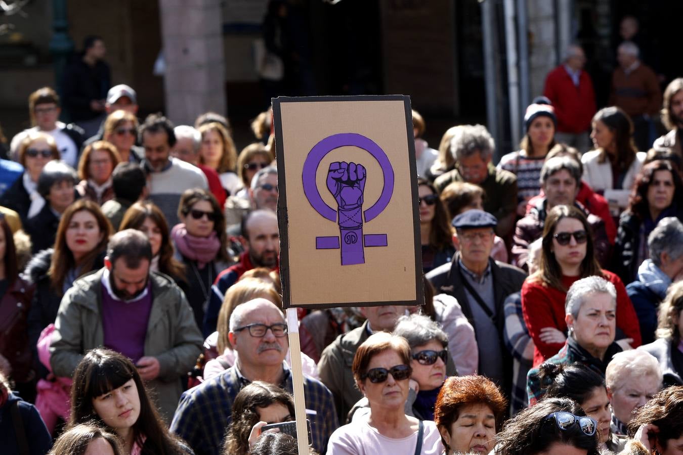 Concentración celebrada en la plaza del ayuntamiento de Torrelavega.