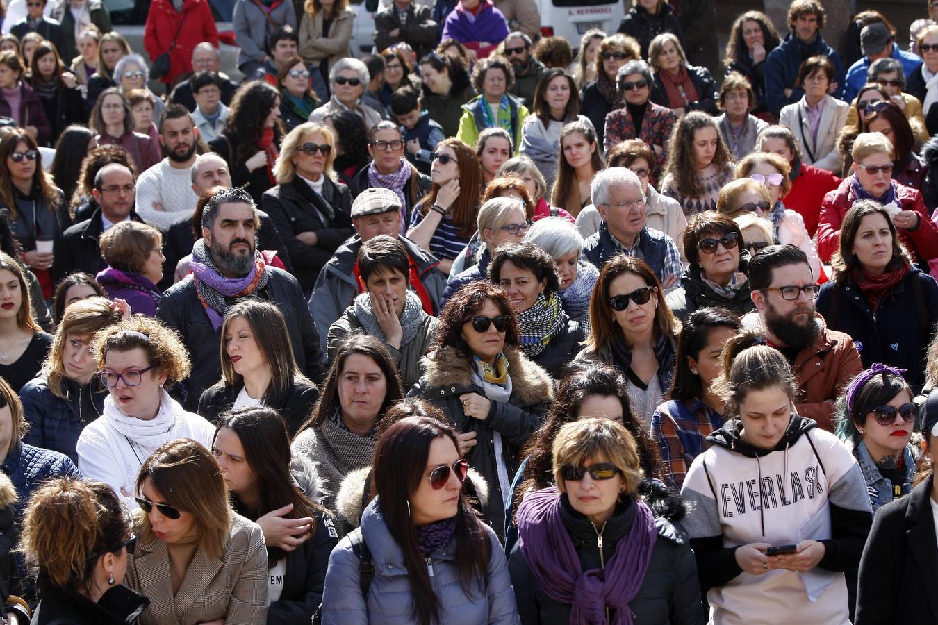 Concentración celebrada en la plaza del ayuntamiento de Torrelavega.