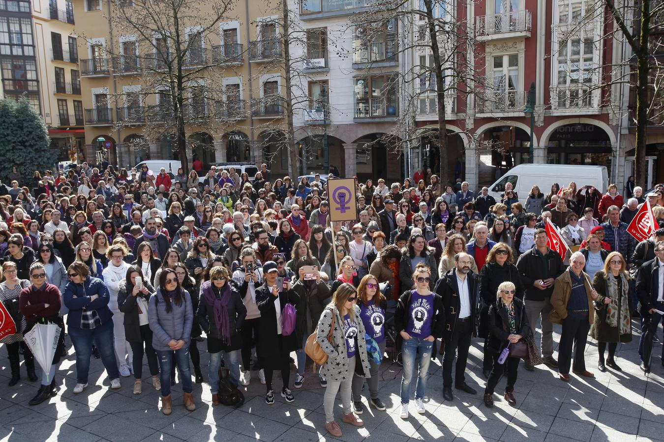 Concentración celebrada en la plaza del ayuntamiento de Torrelavega.