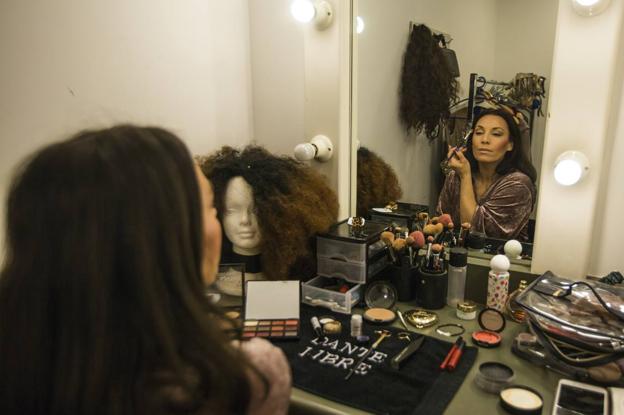 Lorena Calero, 'La Diva', en su camerino, rodeada de maquillaje.