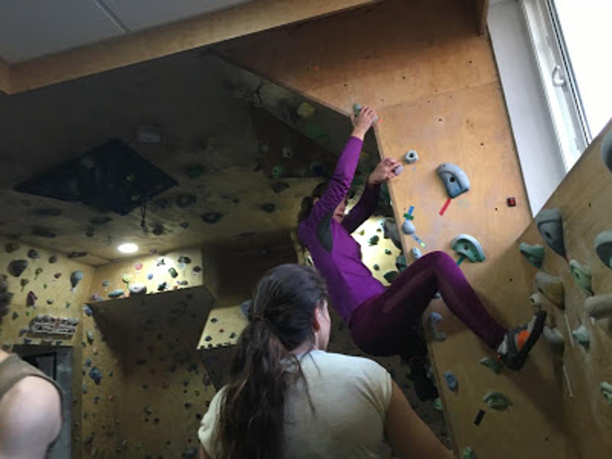 Escalar en un rocódromo o al aire libre, un debate para dialogar y disfrutar