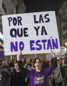 Imagen secundaria 2 - Miles de cántabras marchan por la igualdad en Santander