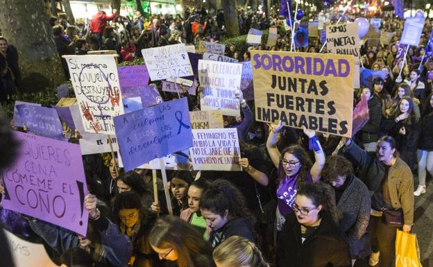 Imagen principal - Miles de cántabras marchan por la igualdad en Santander