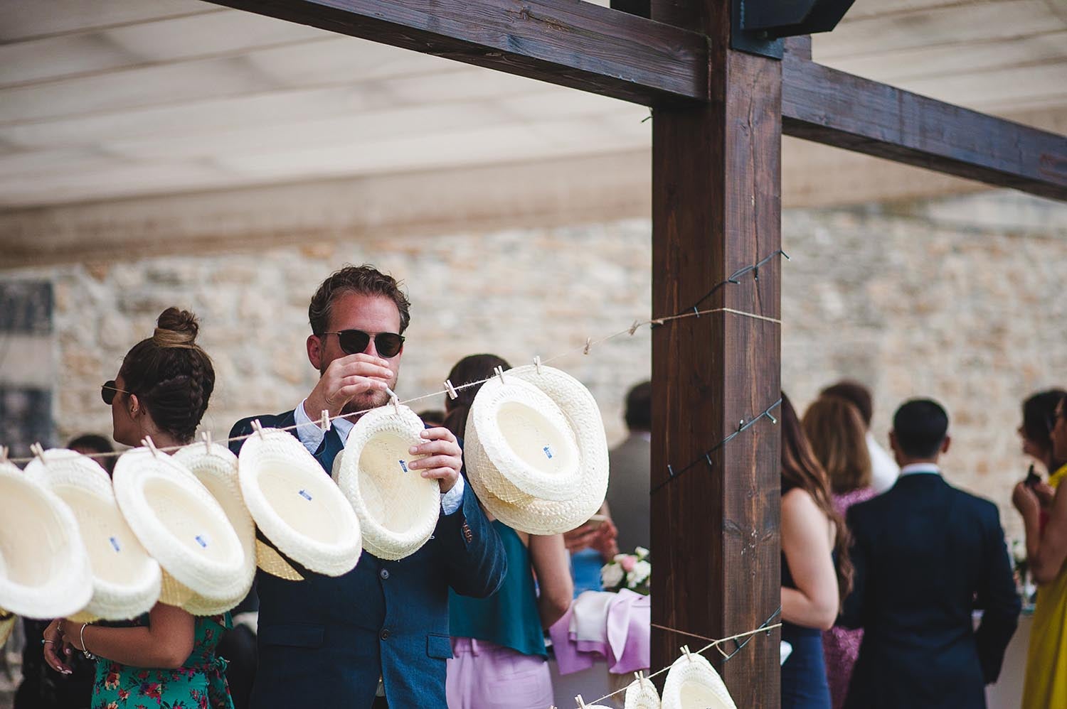 Los invitados interactúan en la boda de Lucía y Bjorn.