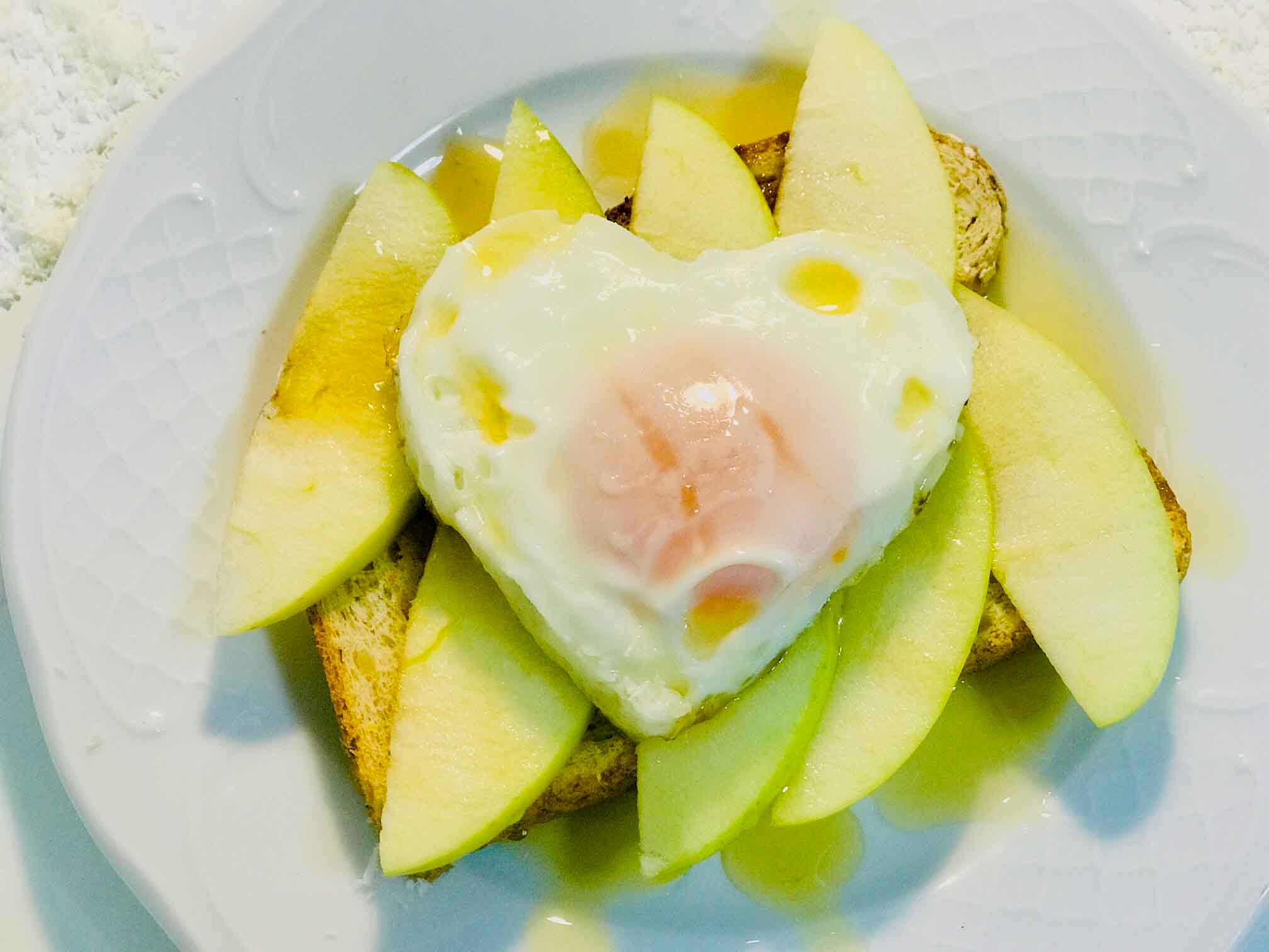 Tostada de manzana y huevo. 3-Poner sobre la tostada la manzana, el huevo y añadir miel.