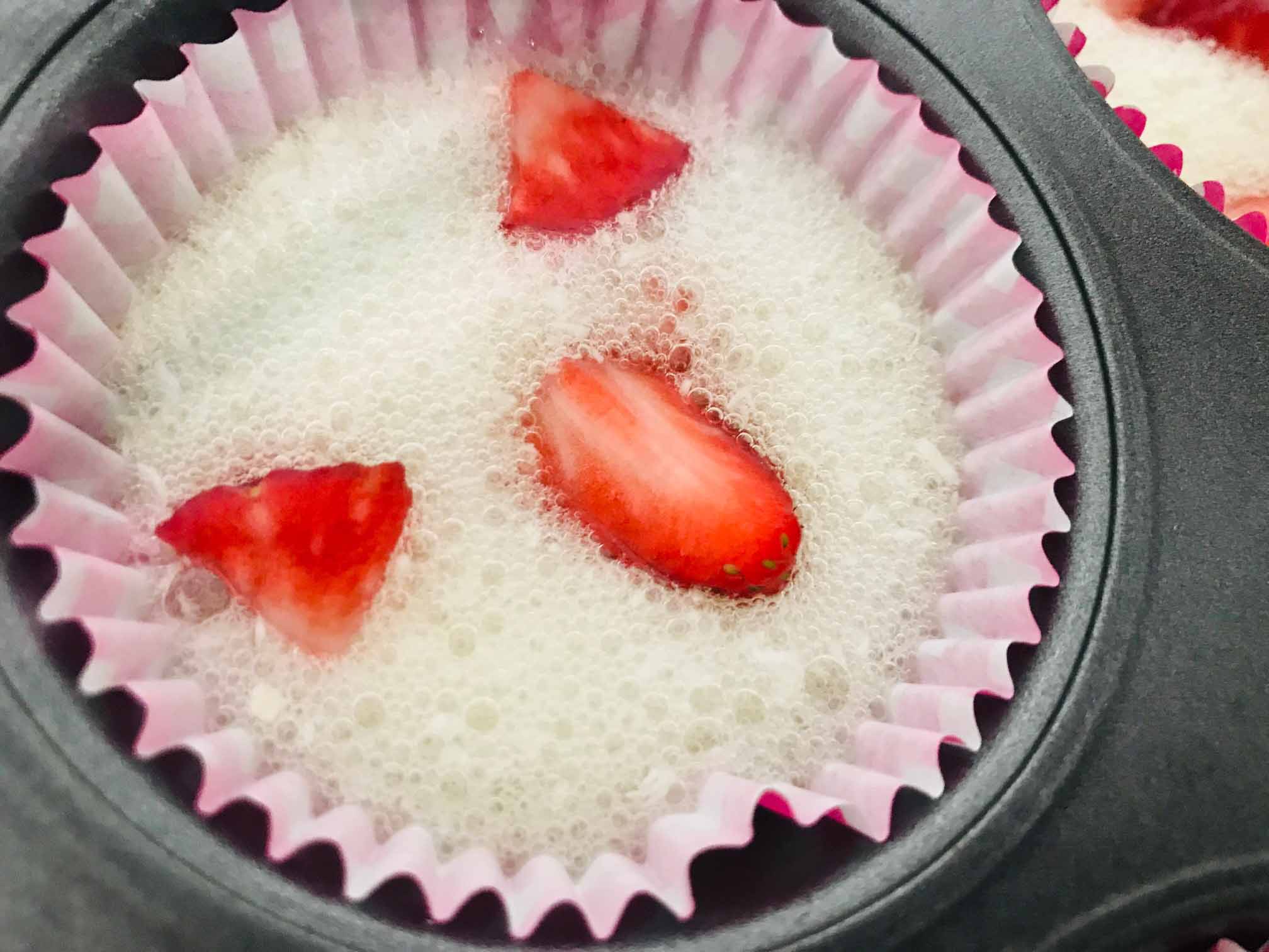 Huevo con coco y fresas. 3-Untar con manos o aceite de oliva las cápsulas. Repartir la clara de huevo en las cápsulas de cupcake. Trocear las fresas y añadir. 