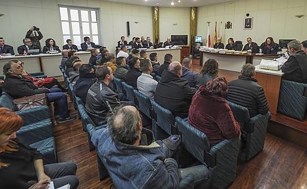 Imagen del juicio, hoy, en el salón de actos de Las Salesas ante la gran cantidad de acusados y abogados.