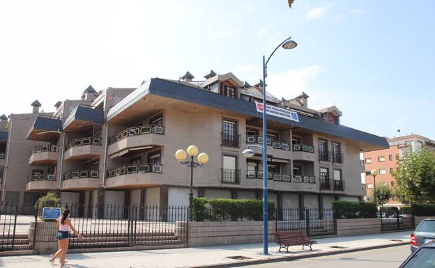 El edificio Tenis de Laredo se encuentra situado en primera línea de playa.