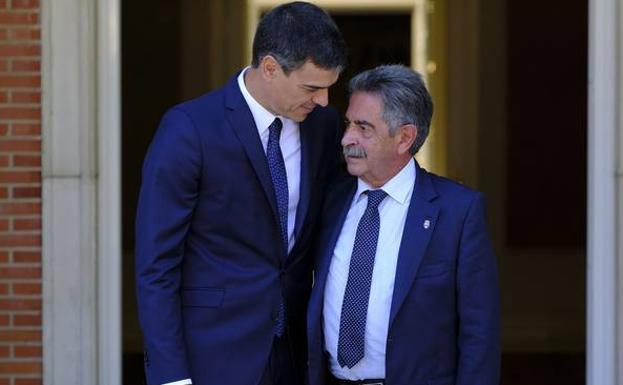 Pedro Sánchez y Miguel Ángel Revilla, en una visirta del presidente de Cantabria a Moncloa.