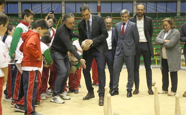 Pedro Sánchez, jugando a los bolos en Torrelavega. 