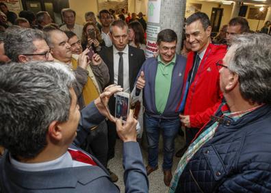 Imagen secundaria 1 - Sánchez se rodea de simbología cántabra en su visita: Altamira, tudancas y un birle de bolos