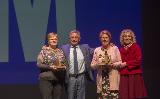 Ana María Gómez Mier, de la asociación de Astillero-Guarnizo, y Ángela López Maza, de La Cavada, sujetan sus galardones junto a Revilla y a Tezanos. 