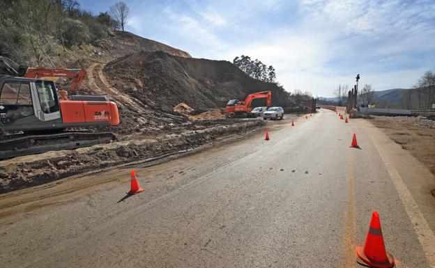 Imagen principal - Arriba el argayo tras las inundaciones y debajo cortes de la carretera. 