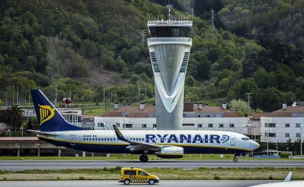 Un avión de Ryanair en el aeropuerto de Bilbao.