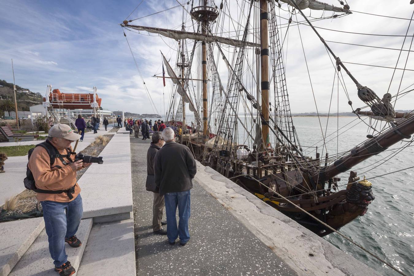 El 'Shtandart' ha fondeado en Santander procedente de La Rochelle. Visitar esta réplica de una fragata de la armada imperial rusa es como viajar en el tiempo, hasta los tiempos del zar Pedro el Grande (1672-1725).