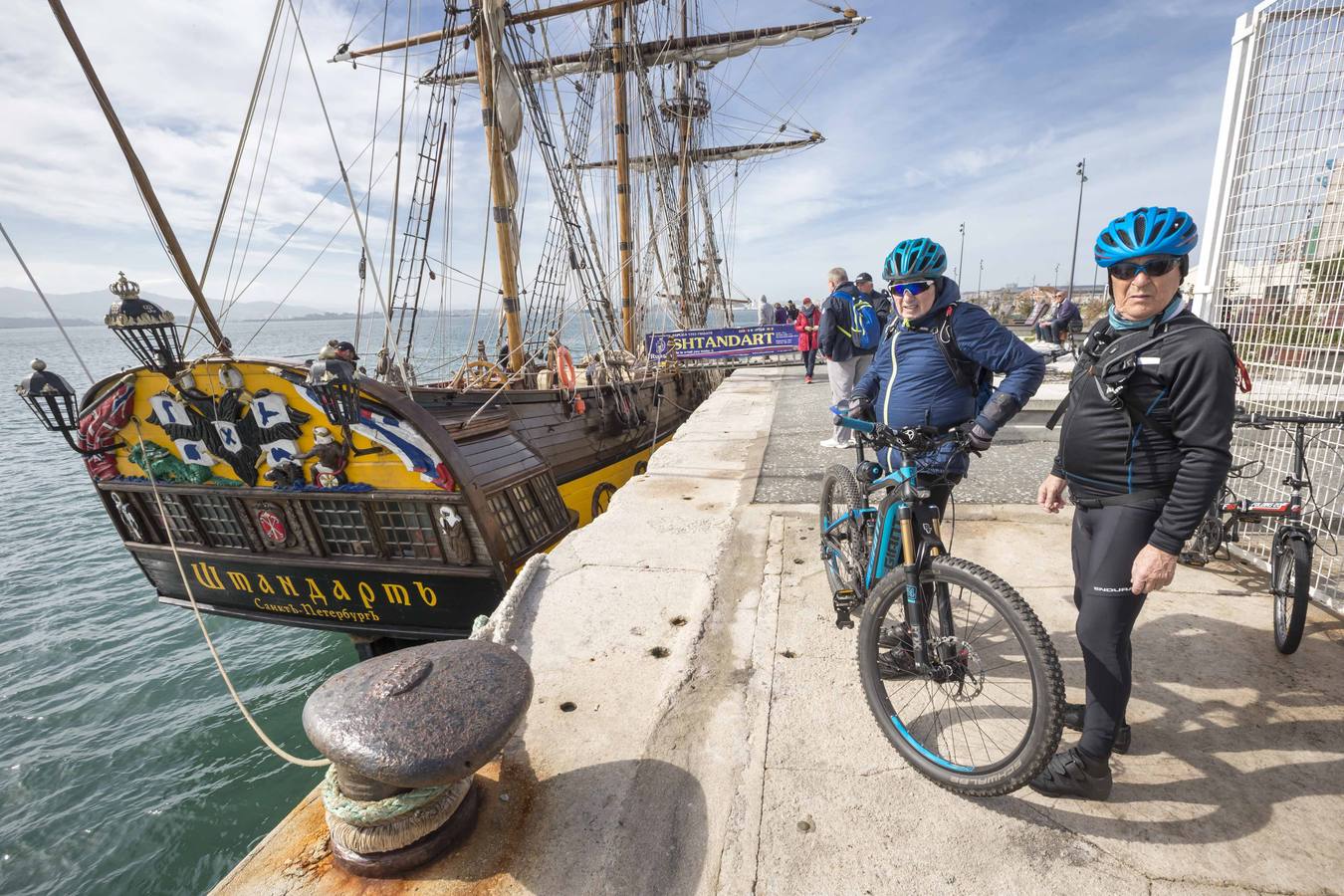 El 'Shtandart' ha fondeado en Santander procedente de La Rochelle. Visitar esta réplica de una fragata de la armada imperial rusa es como viajar en el tiempo, hasta los tiempos del zar Pedro el Grande (1672-1725).