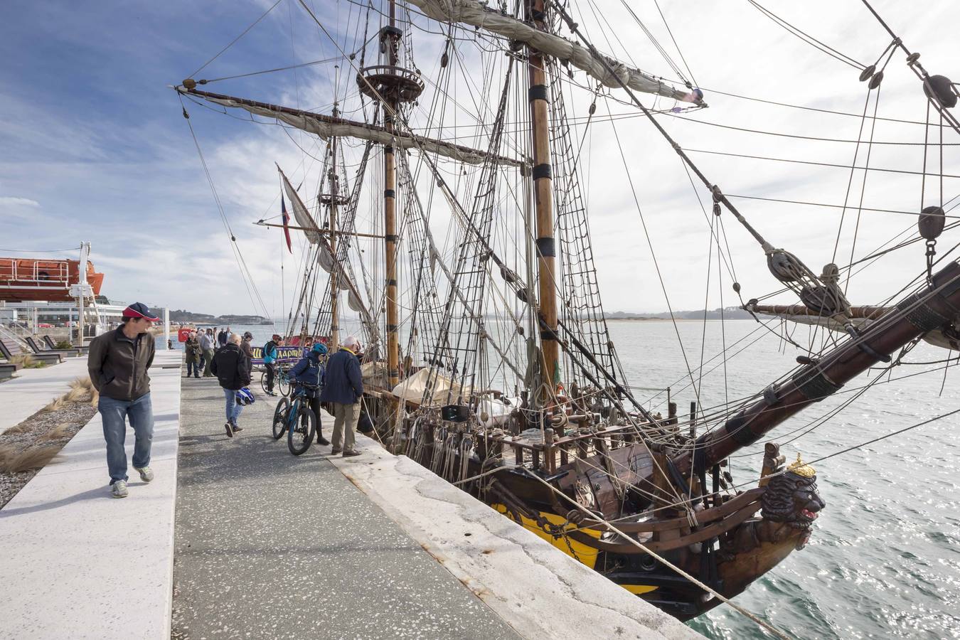 El 'Shtandart' ha fondeado en Santander procedente de La Rochelle. Visitar esta réplica de una fragata de la armada imperial rusa es como viajar en el tiempo, hasta los tiempos del zar Pedro el Grande (1672-1725).