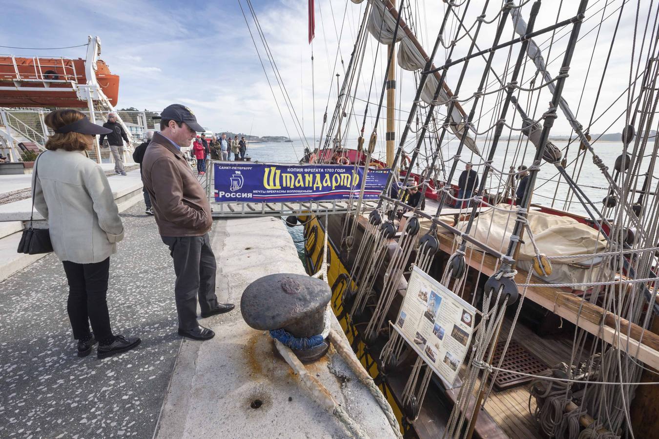 El 'Shtandart' ha fondeado en Santander procedente de La Rochelle. Visitar esta réplica de una fragata de la armada imperial rusa es como viajar en el tiempo, hasta los tiempos del zar Pedro el Grande (1672-1725).