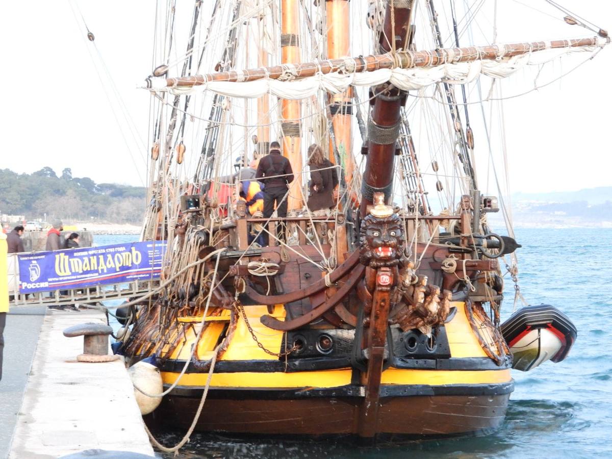 El 'Shtandart' ha fondeado en Santander procedente de La Rochelle. Visitar esta réplica de una fragata de la armada imperial rusa es como viajar en el tiempo, hasta los tiempos del zar Pedro el Grande (1672-1725).