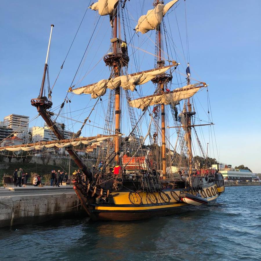 El 'Shtandart' ha fondeado en Santander procedente de La Rochelle. Visitar esta réplica de una fragata de la armada imperial rusa es como viajar en el tiempo, hasta los tiempos del zar Pedro el Grande (1672-1725).