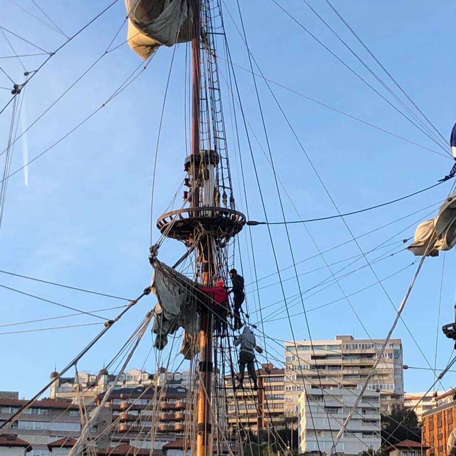 El 'Shtandart' ha fondeado en Santander procedente de La Rochelle. Visitar esta réplica de una fragata de la armada imperial rusa es como viajar en el tiempo, hasta los tiempos del zar Pedro el Grande (1672-1725).