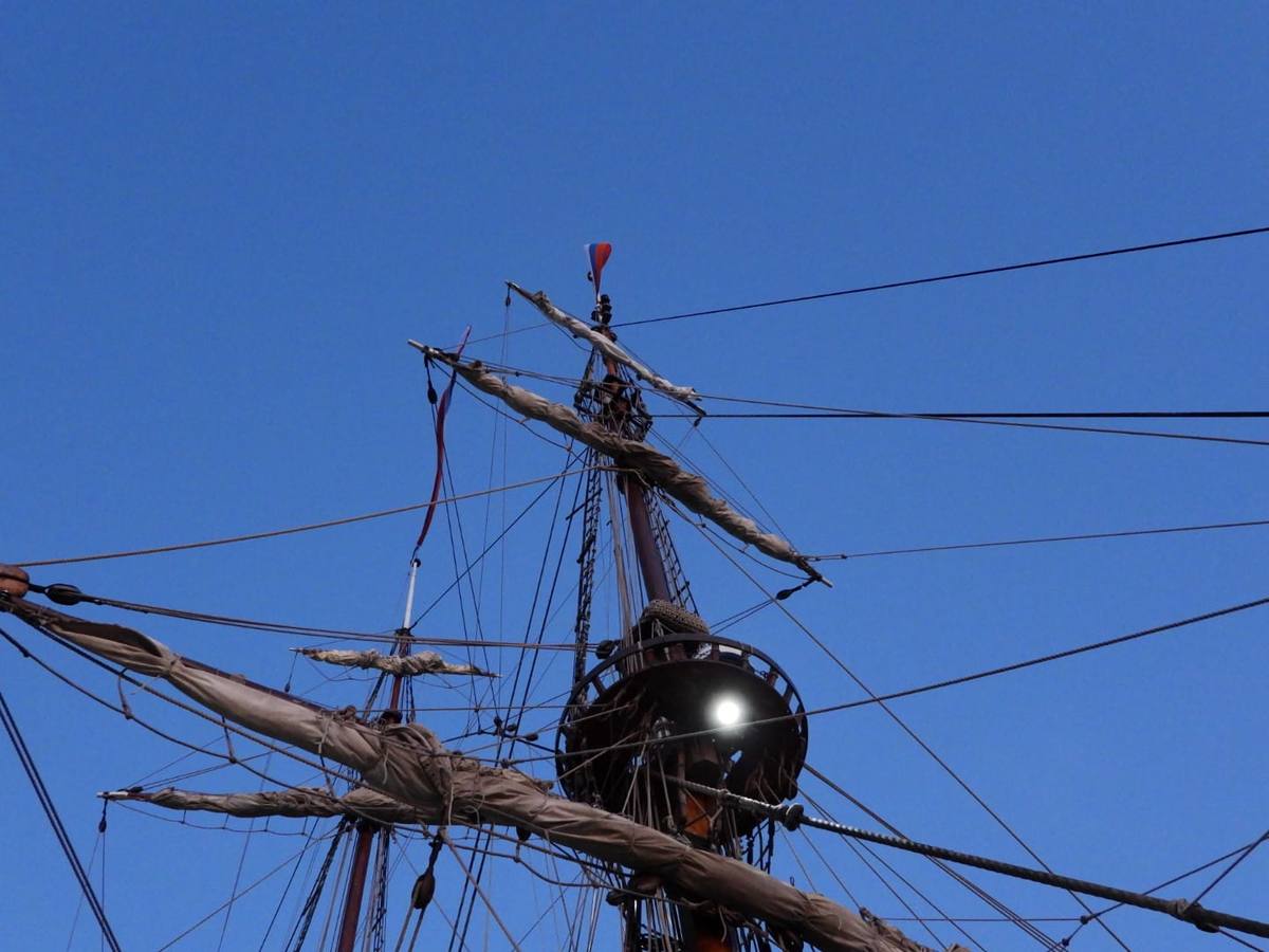 El 'Shtandart' ha fondeado en Santander procedente de La Rochelle. Visitar esta réplica de una fragata de la armada imperial rusa es como viajar en el tiempo, hasta los tiempos del zar Pedro el Grande (1672-1725).