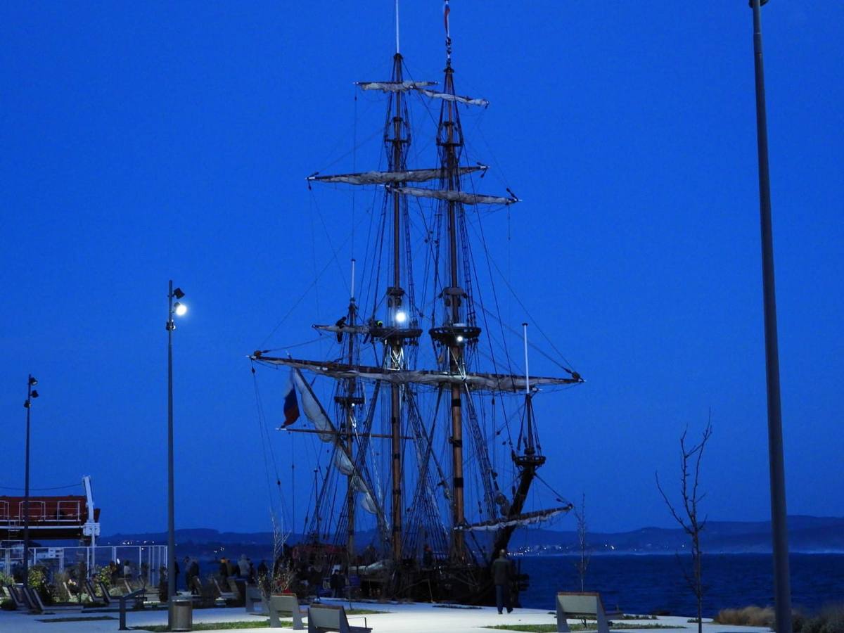 El 'Shtandart' ha fondeado en Santander procedente de La Rochelle. Visitar esta réplica de una fragata de la armada imperial rusa es como viajar en el tiempo, hasta los tiempos del zar Pedro el Grande (1672-1725).