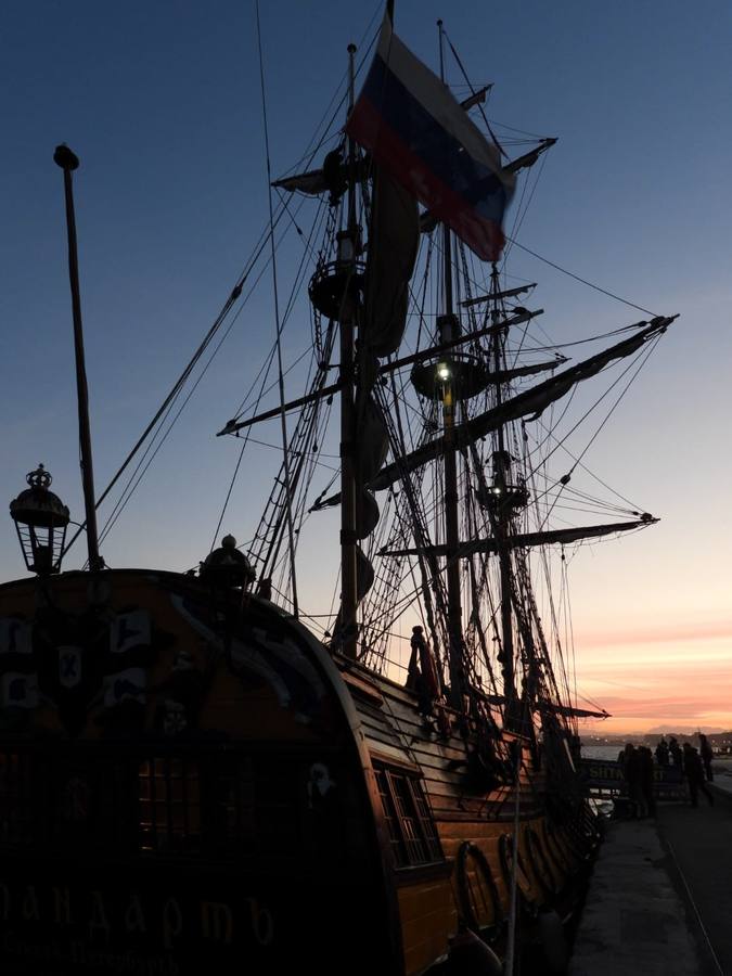 El 'Shtandart' ha fondeado en Santander procedente de La Rochelle. Visitar esta réplica de una fragata de la armada imperial rusa es como viajar en el tiempo, hasta los tiempos del zar Pedro el Grande (1672-1725).