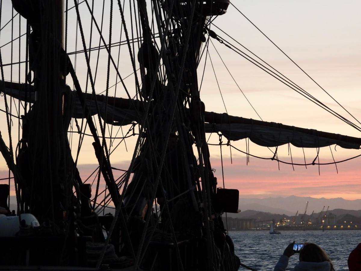 El 'Shtandart' ha fondeado en Santander procedente de La Rochelle. Visitar esta réplica de una fragata de la armada imperial rusa es como viajar en el tiempo, hasta los tiempos del zar Pedro el Grande (1672-1725).