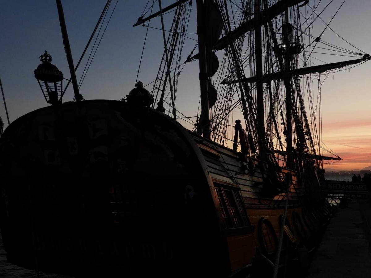 El 'Shtandart' ha fondeado en Santander procedente de La Rochelle. Visitar esta réplica de una fragata de la armada imperial rusa es como viajar en el tiempo, hasta los tiempos del zar Pedro el Grande (1672-1725).