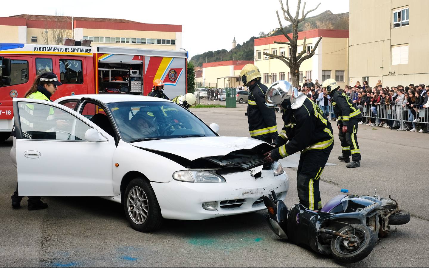 Fotos: Simulacro de accidente de tráfico en el instituto Augusto González de Linares