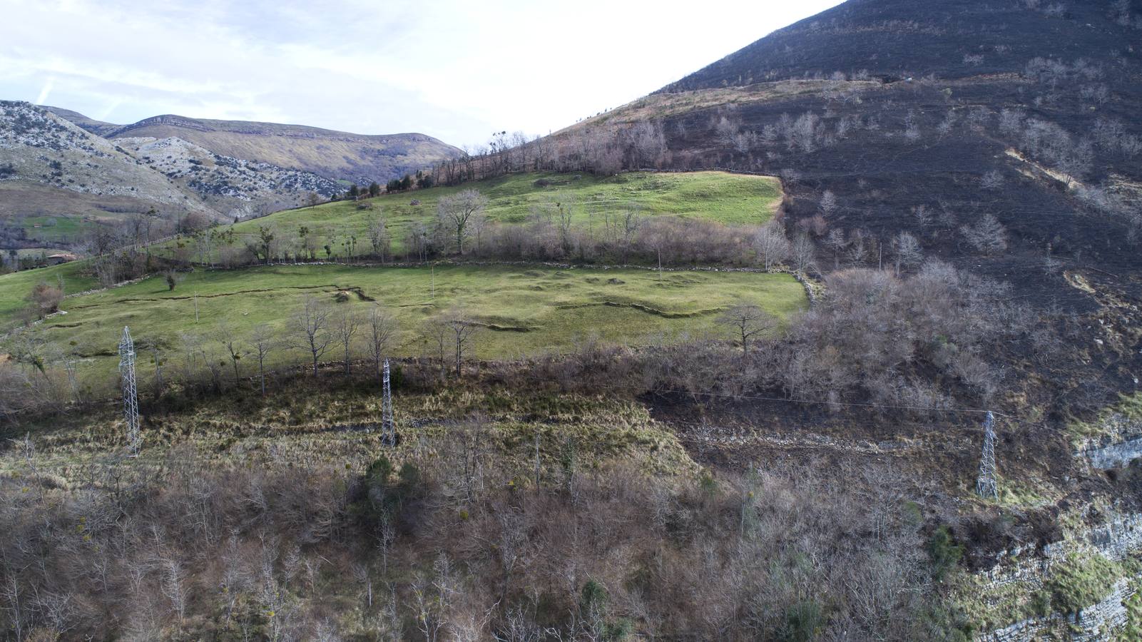 Aparece en Rionansa una gran grieta en una finca cercana a la carretera que puede acabar en argayo