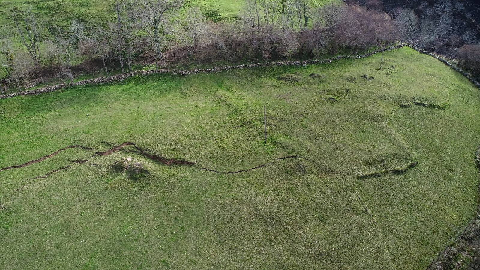 Aparece en Rionansa una gran grieta en una finca cercana a la carretera que puede acabar en argayo