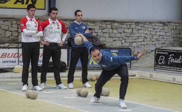 Túñez, al tiro ante Jairo, Cacicedo y Cagigas durante los cuartos de final. 