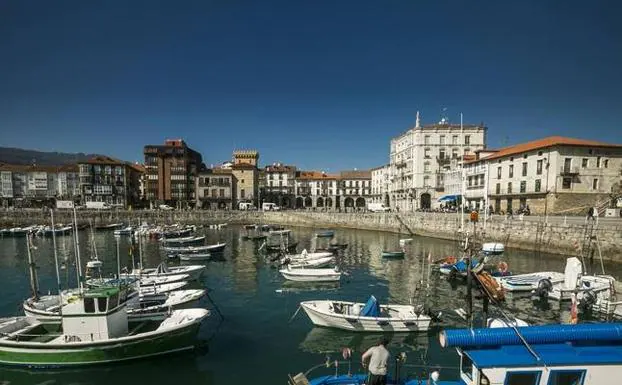 El último censo de Castro Urdiales se situó en los 31.955 habitantes, aunque la población real es casi el doble, siendo un 35% vecinos de Vizcaya. 