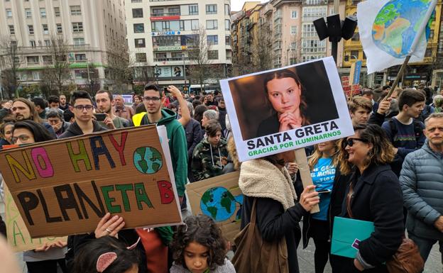 Medio millar de jóvenes pide en Santander soluciones contra el cambio climático