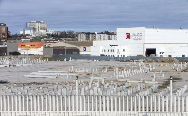 Obras paralizadas de la ampliación de Santander Coated Solutions.