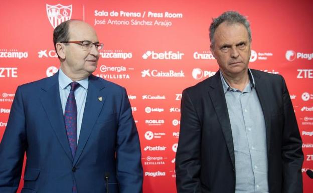 El presidente del Sevilla, José Castro, junto a Joaquín Caparrós. 