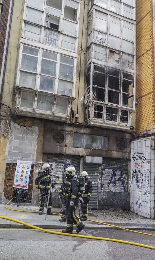 Fotos: Los Bomberos de Santander sofocan un incendio en el número 12 de la calle Alta, un edificio abandonado