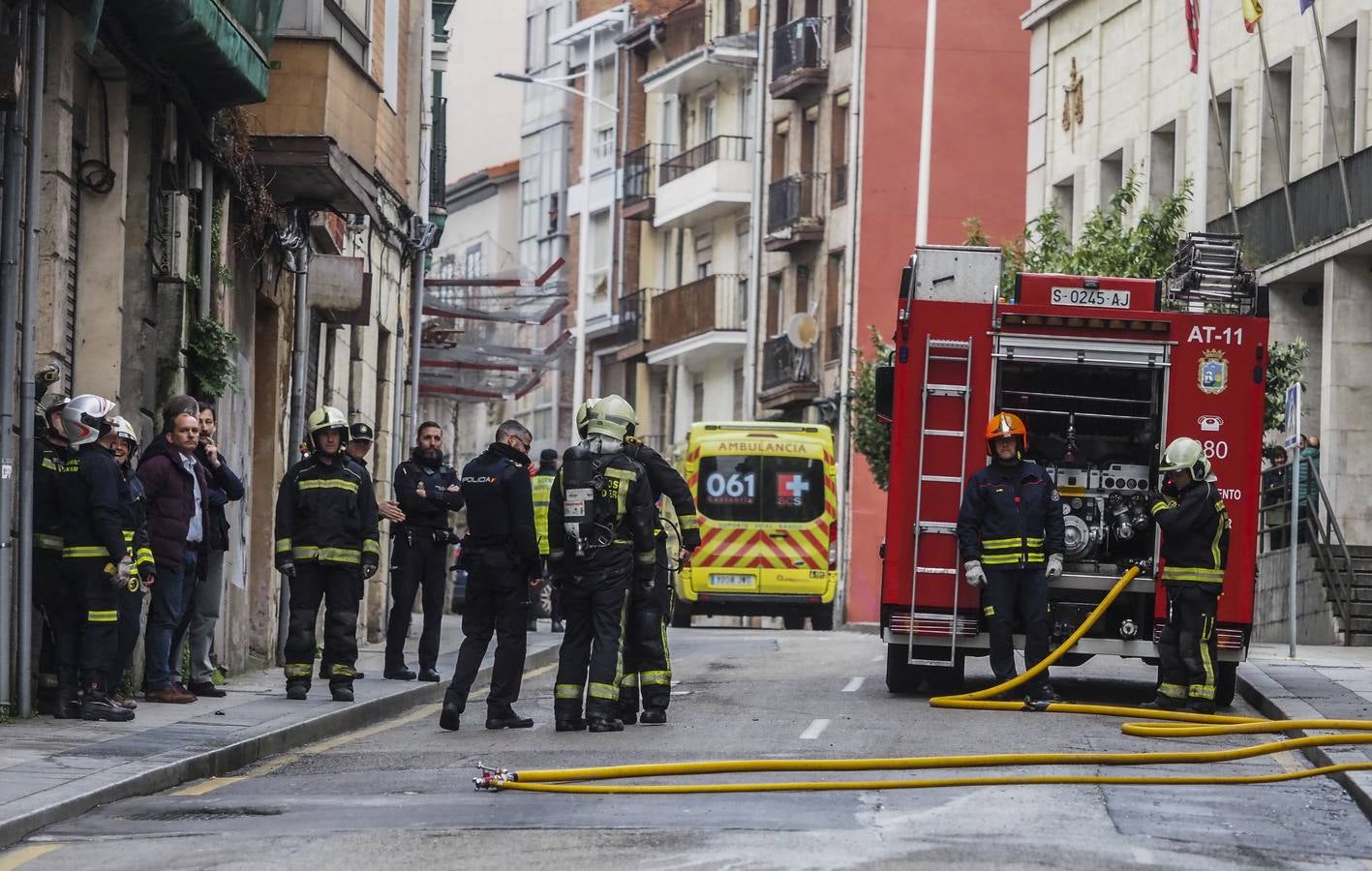 Fotos: Los Bomberos de Santander sofocan un incendio en el número 12 de la calle Alta, un edificio abandonado