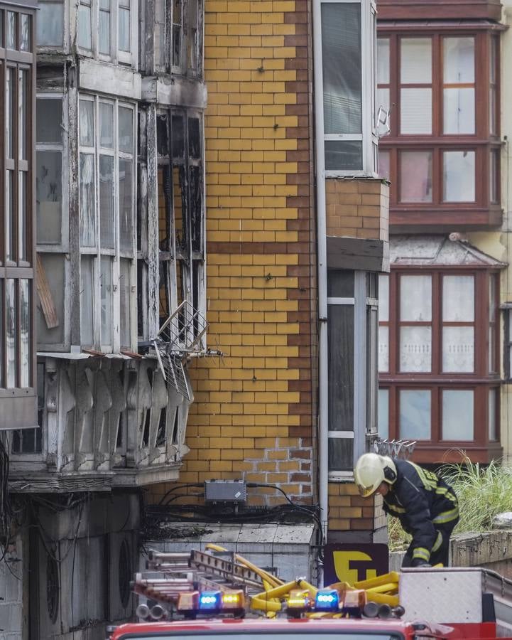 Fotos: Los Bomberos de Santander sofocan un incendio en el número 12 de la calle Alta, un edificio abandonado