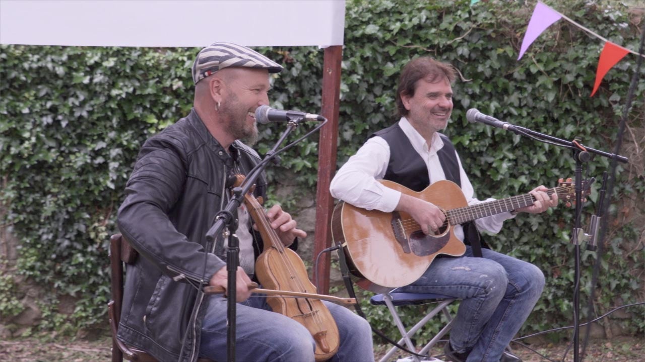 Al cameo de los dos músicos se unirá otro del popular actor Javier Cifrián